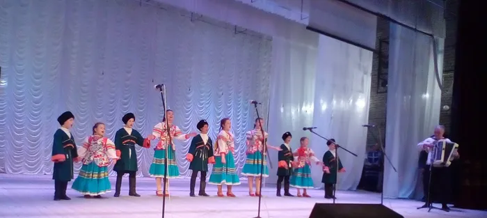 приветствие ветеранов, выступление детского ансамбля народной песни Казачья удаль Выселковский КДЦ