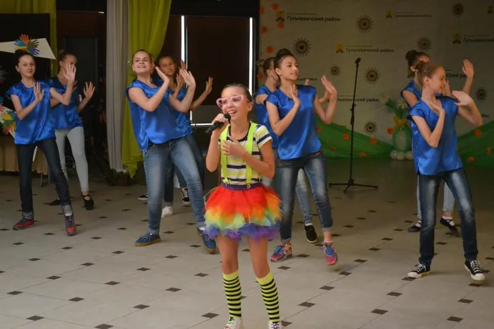 Выступление Нади и ансамбля Сувенир