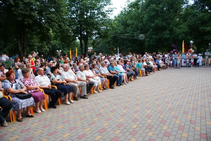 Зрители и приглашенные семьи для чествования