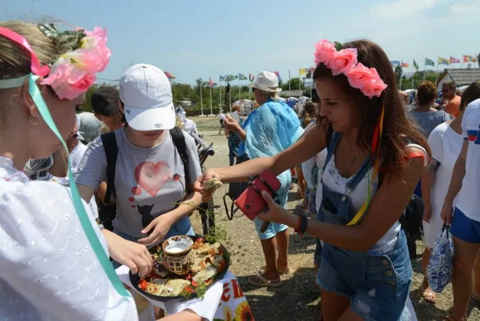 торжественное открытие  гостей этностаницыугощаем варениками