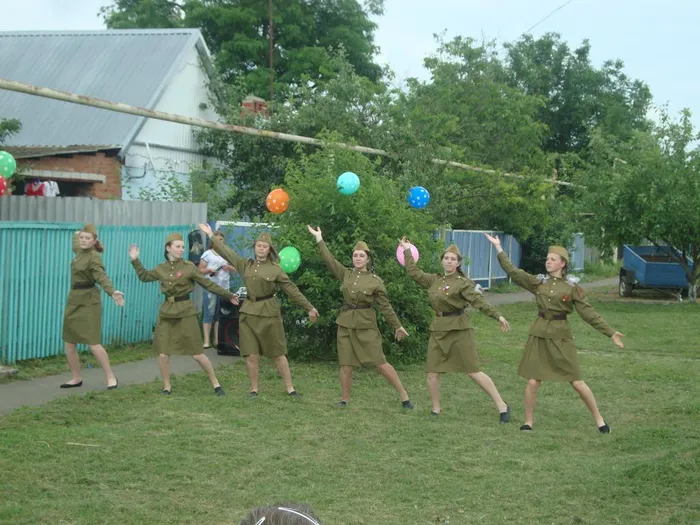 Выступление танцевальной группы