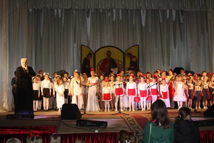 отец Владимир награждает коллективы фестиваля г.Гулькевичи