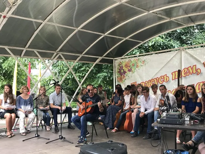 Участники фестиваля скрылись от дождя