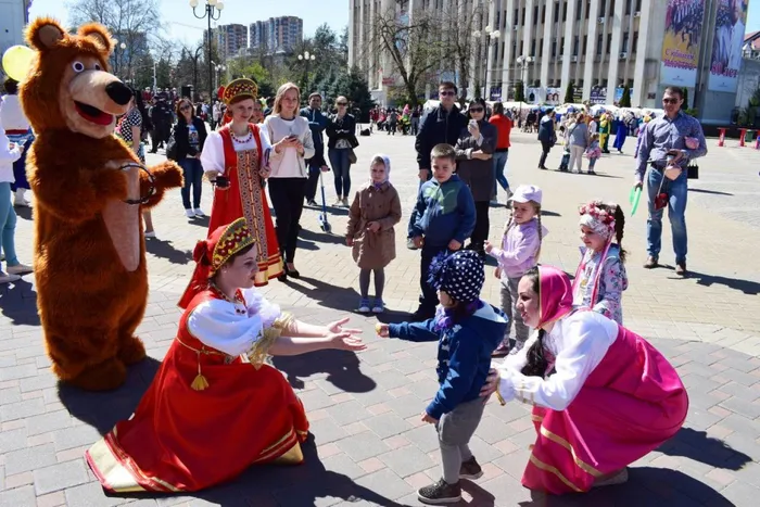 передаем по кругу крашенные яйца