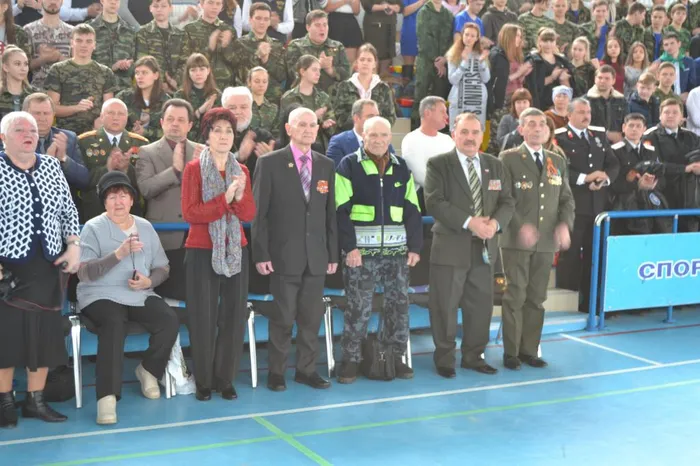 06. зрители стоя приветствовали ветернаов Великой Отечественной войны