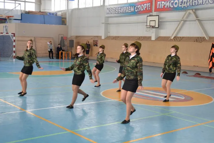 12. танец Катюша в исполнении студентов строительного техникума