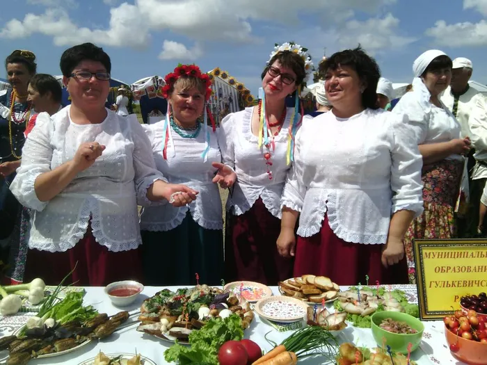 Представители творческого коллектива Центра культуры и досуга Пушкинского сельского поселения и сельского дома культуры х. Чаплыгин