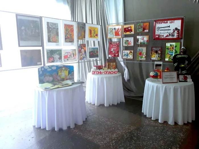 Фрагмент выставки ДПИ и рисунков