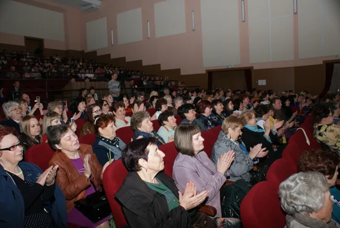 Зал аплодисментами встречал ансабль Ларго и номинантов