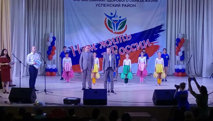 участников фестиваля приветствуют глава Успенского района и представитель министерства культуры