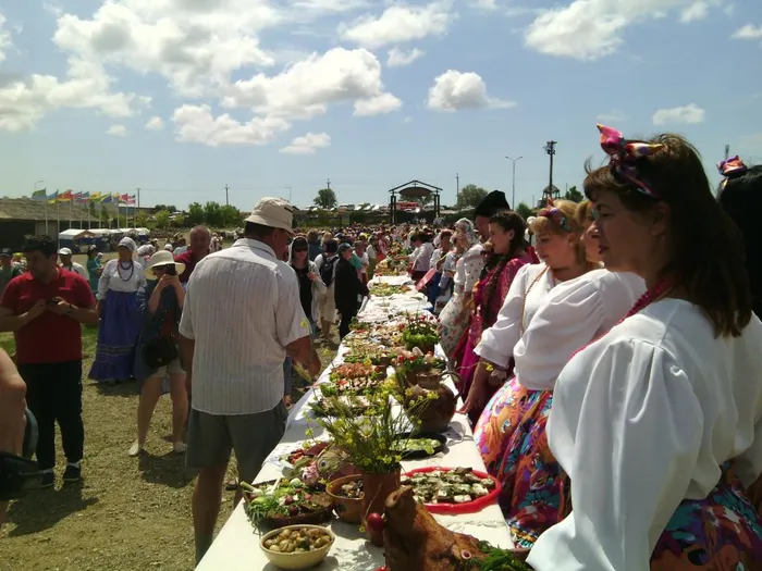 Стол длиной 80 метров