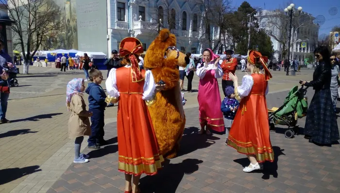 Мишка танцует вместе с детьми