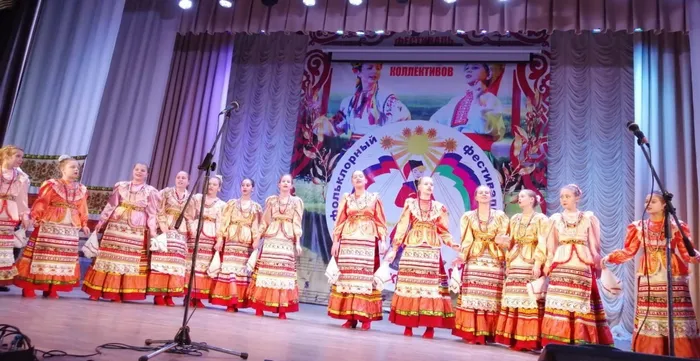 образцовый художественный коллектив народной песни "Горлица" ДШИ пос. Венцы руководитель Татьяна Ковальская, концертмейстер Олег Рагимов