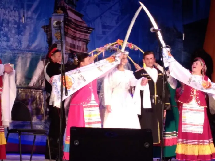 фрагмент обряда Выкуп невесты