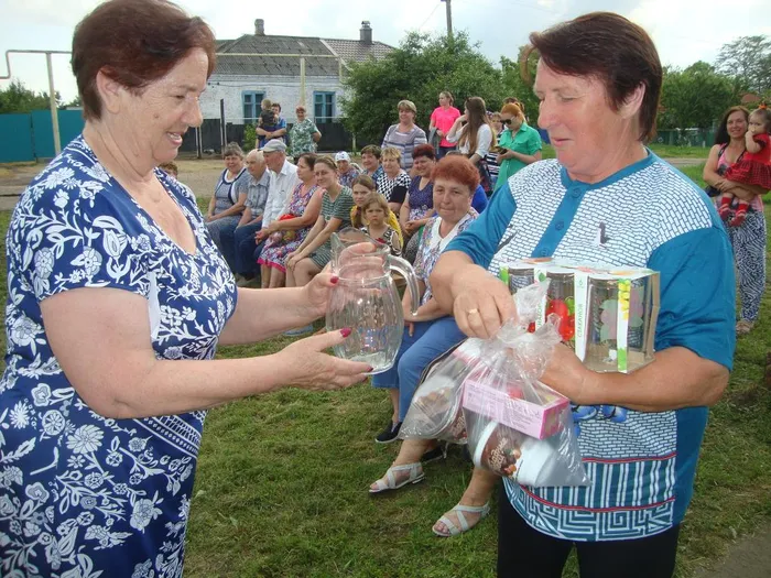 Вручение сувениров Зозулиной Е.А.