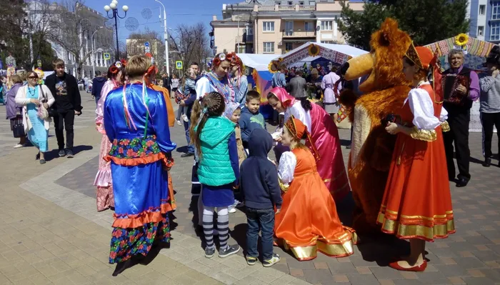 Маша и медведь загадывают загадки