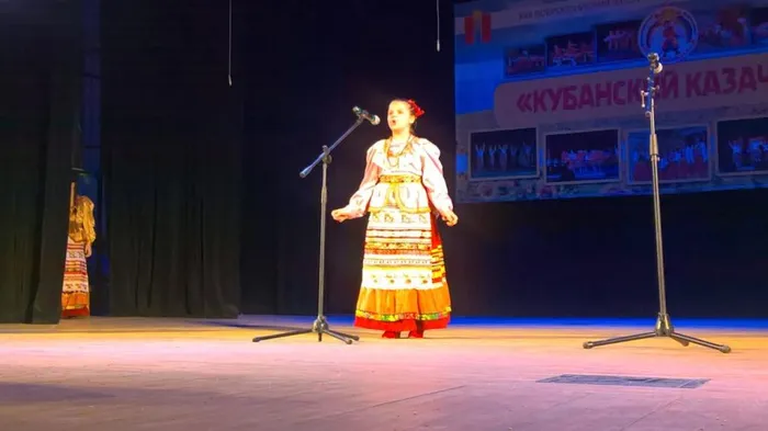 Екатерина Карпенко, учащаяся класса народного хорового пения  ДШИ пос. Венцы руководитель Татьяна Ковальская, концертмейстер Виктор Крысько