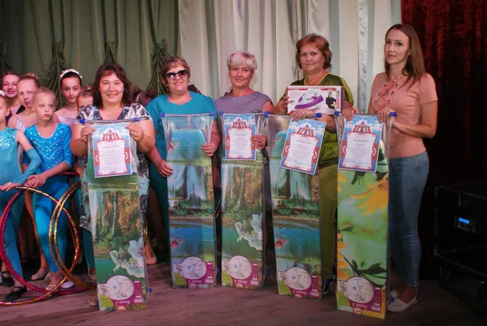 Руководители коллективов с подарками