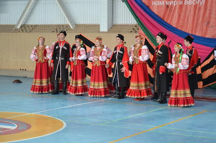 13. фольклорный коллектив «Родничок»