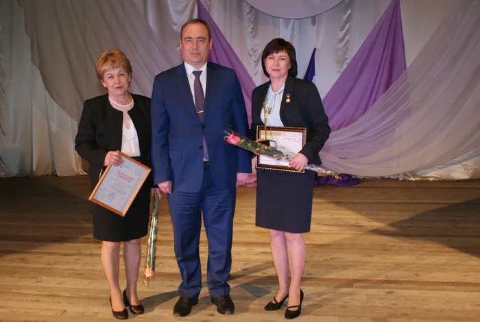 Глава района Виктор Кадькало и номинанты с грамотами министерства культуры