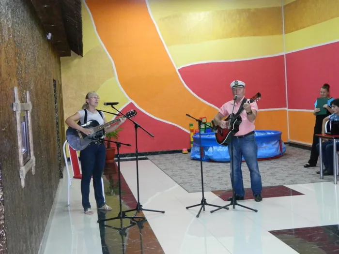 Дуэт,Леонид Козлов и Елена Любимова, п.Кубань.Клуб бардовской песни Парус