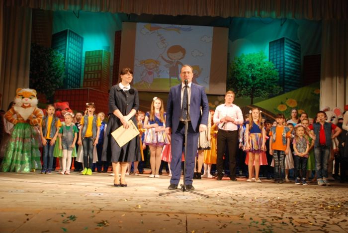 Награждение участников глава района В.И.Кадькало и председатель жюри Ю.Г.Щербина