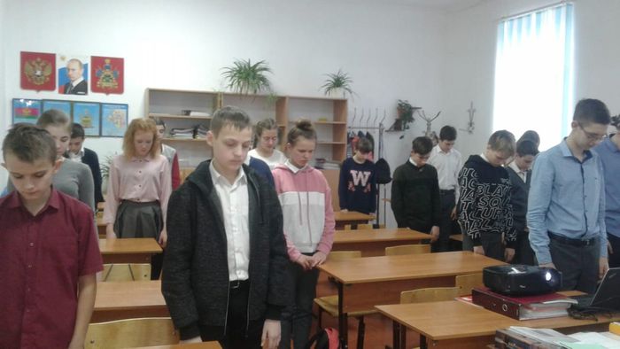 минутой молчания почтили память десантников учащиеся школы №13 п. Венцы